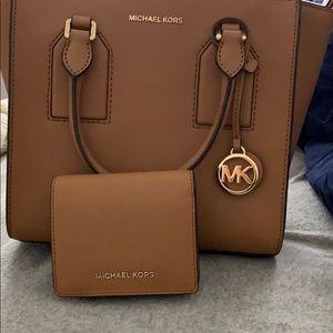 Michael Kors crossbody/tote w Matching wallet